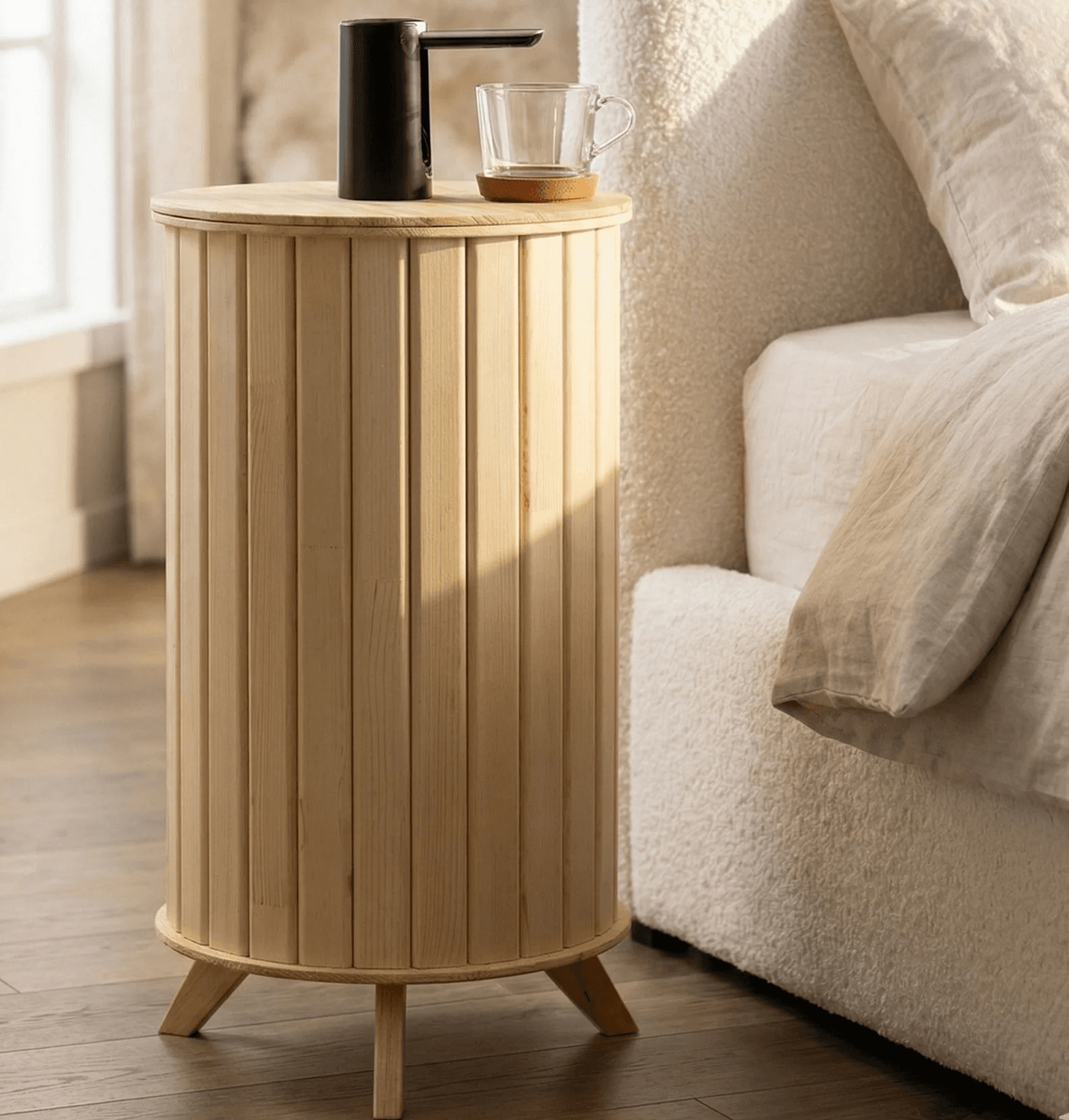 Mesa lateral nórdica para dispensador de água em madeira de pinho premium